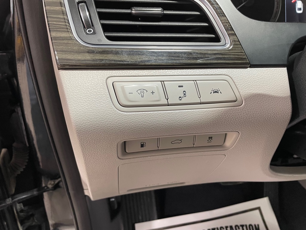 Photo 27 of this HYUNDAI SONATA