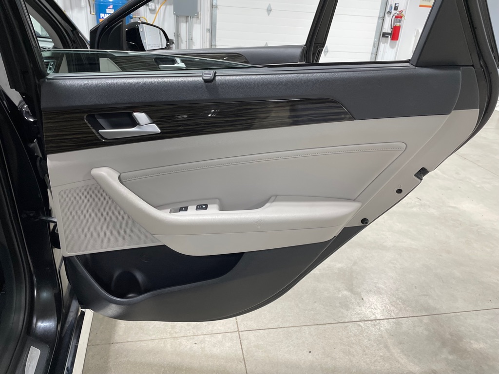 Photo 21 of this HYUNDAI SONATA