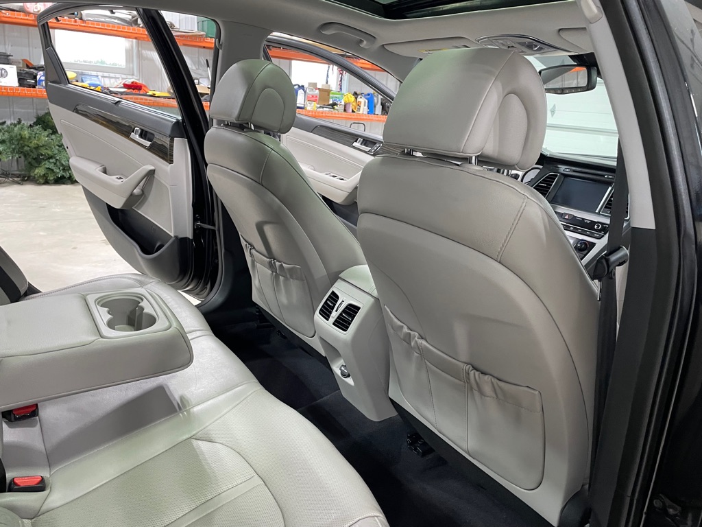 Photo 18 of this HYUNDAI SONATA