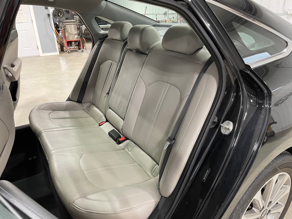 Photo 14 of this HYUNDAI SONATA