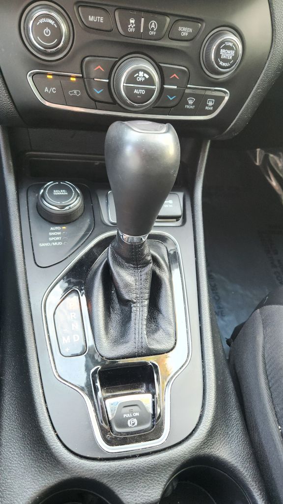 Photo 12 of this JEEP CHEROKEE