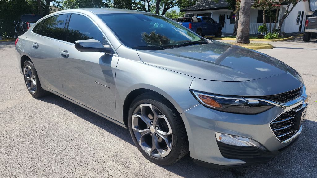 Photo 2 of this CHEVROLET MALIBU