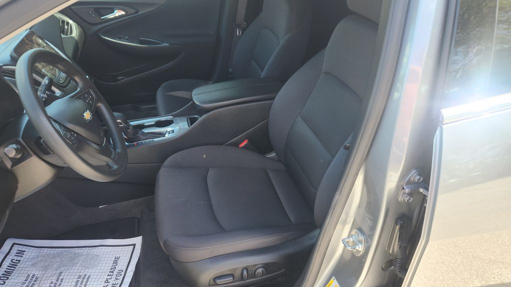 Photo 5 of this CHEVROLET MALIBU