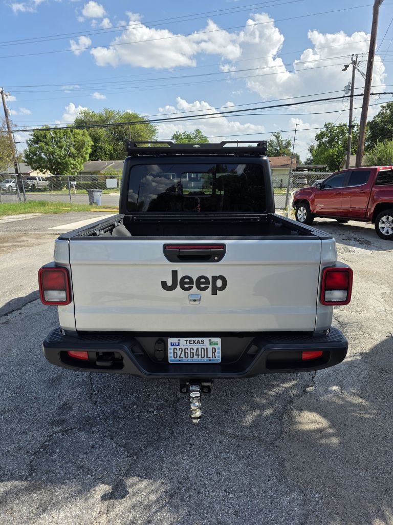 Photo 6 of this JEEP GLADIATOR