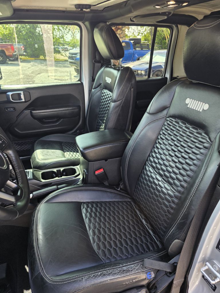 Photo 10 of this JEEP GLADIATOR
