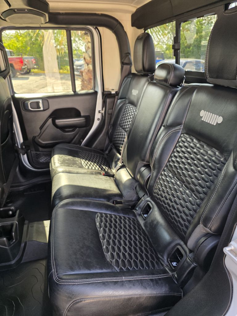 Photo 13 of this JEEP GLADIATOR
