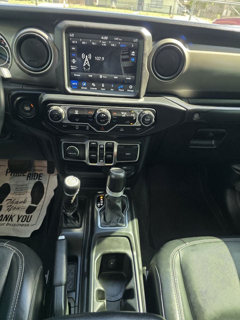 Photo 16 of this JEEP GLADIATOR