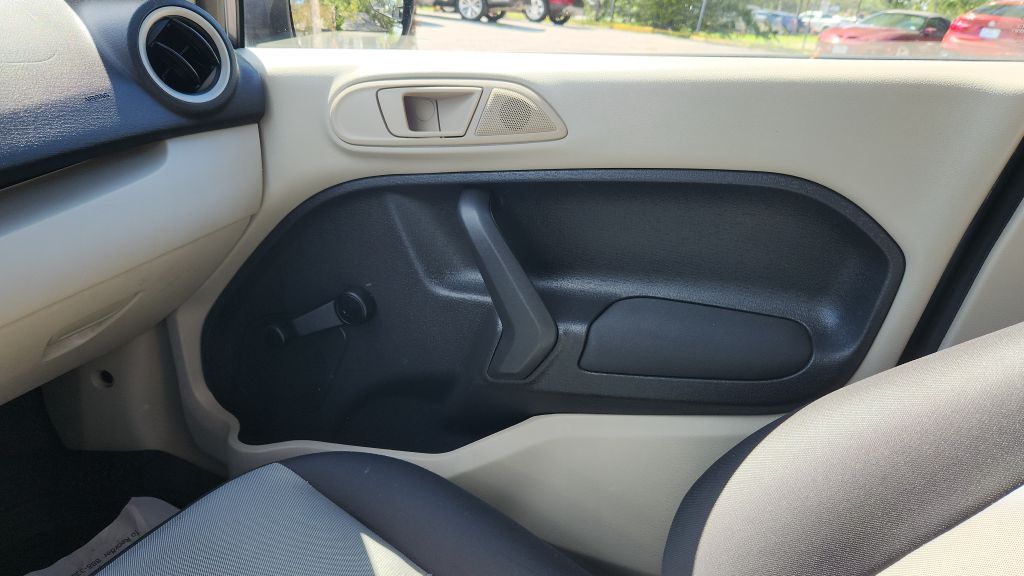 Photo 10 of this FORD FIESTA