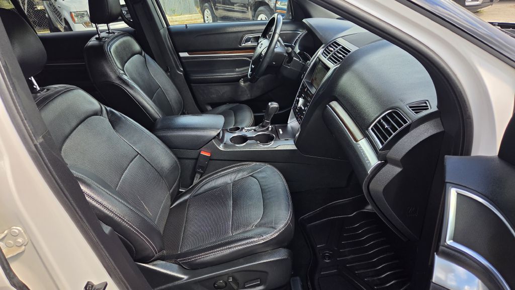 Photo 13 of this FORD EXPLORER