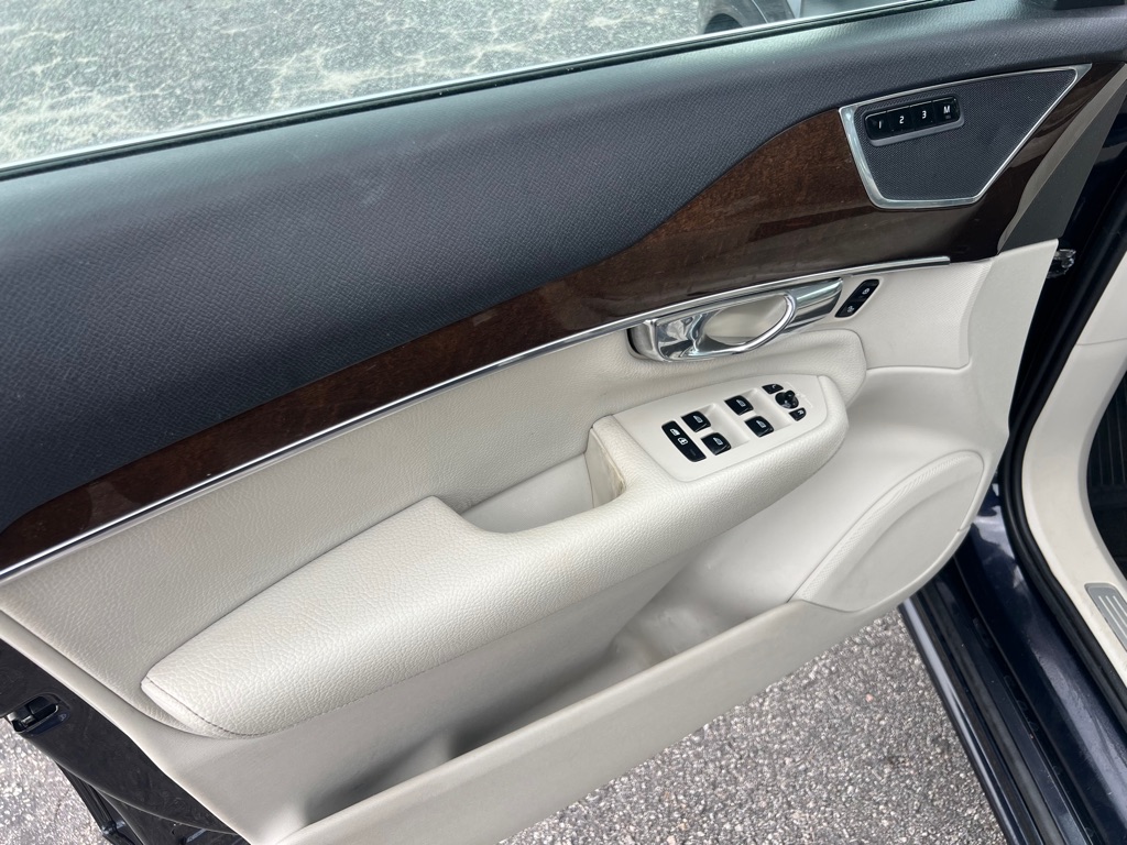 Photo 9 of this VOLVO XC90
