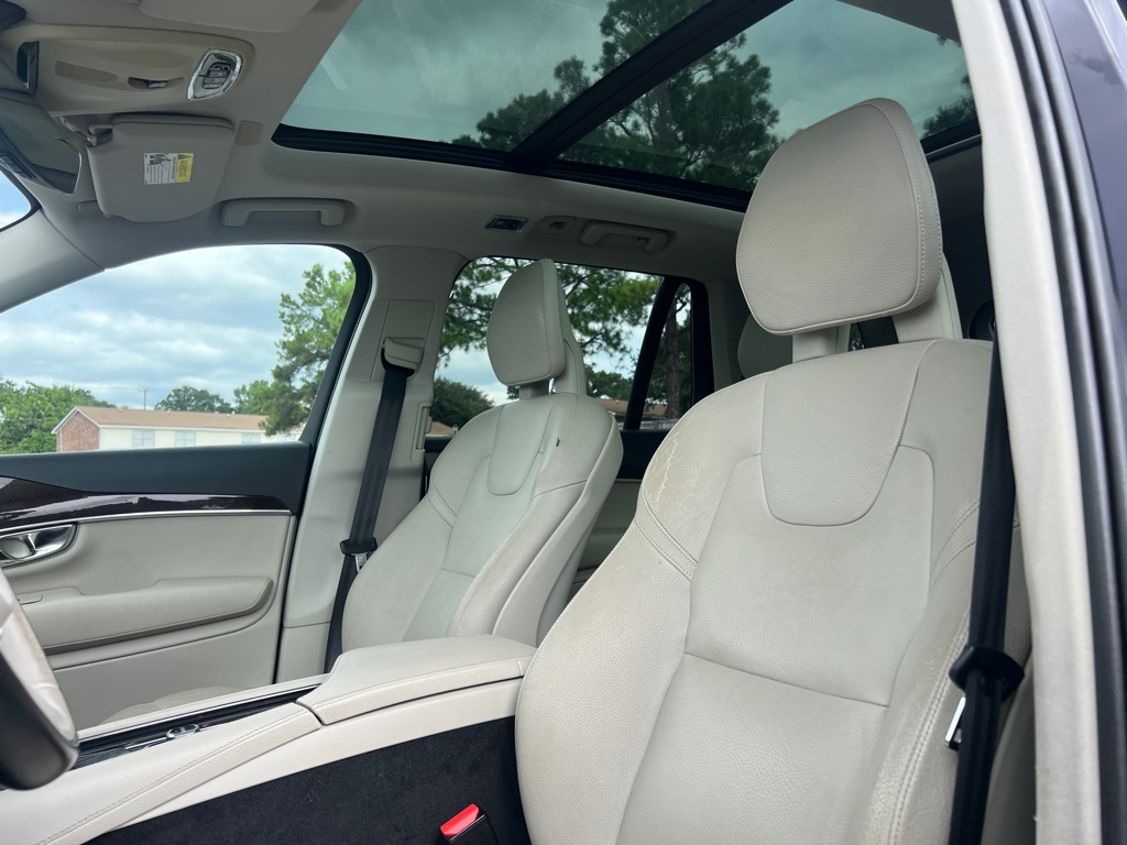 Photo 10 of this VOLVO XC90