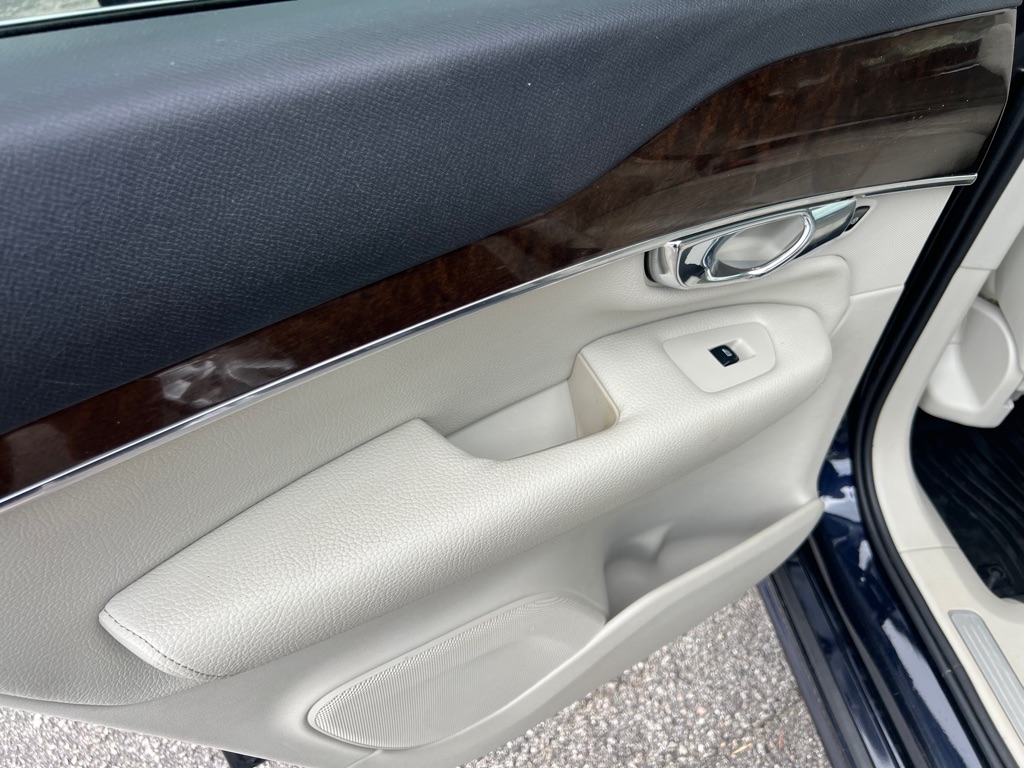 Photo 19 of this VOLVO XC90