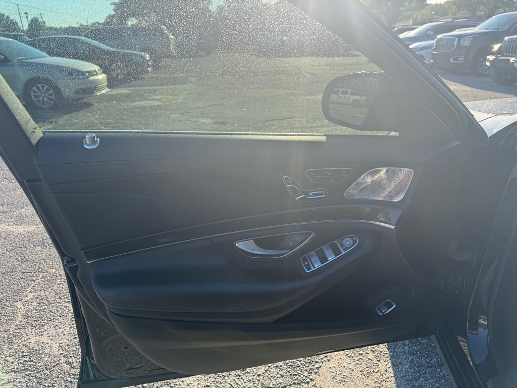 Photo 9 of this MERCEDES-BENZ S-CLASS