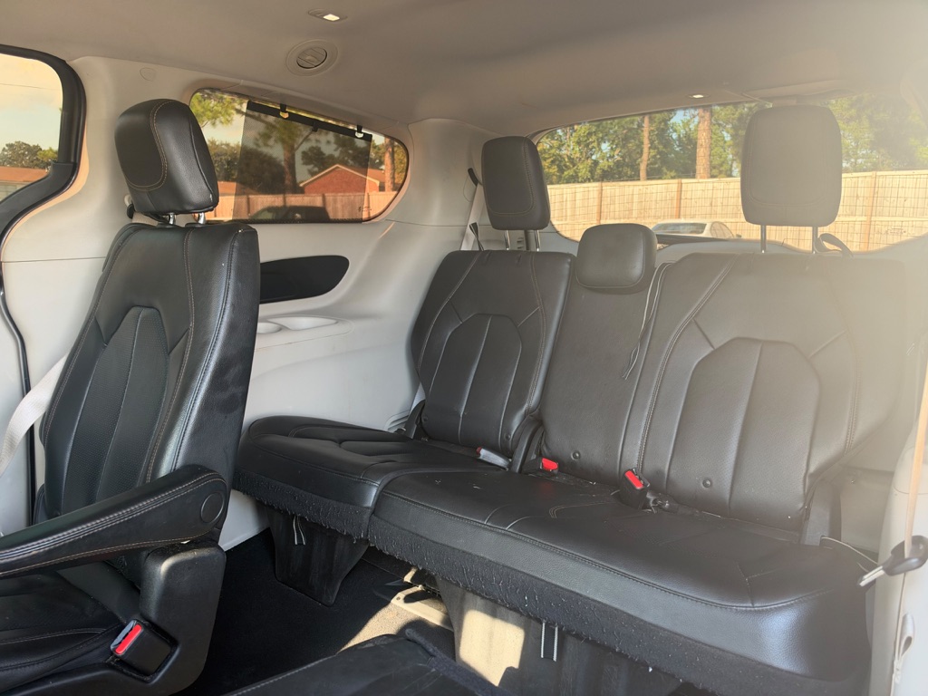 Photo 18 of this CHRYSLER PACIFICA