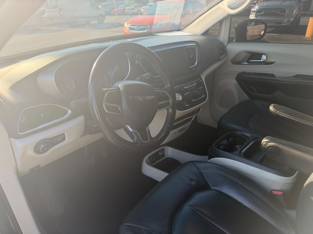 Photo 10 of this CHRYSLER PACIFICA