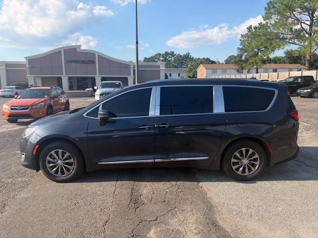 Photo 8 of this CHRYSLER PACIFICA