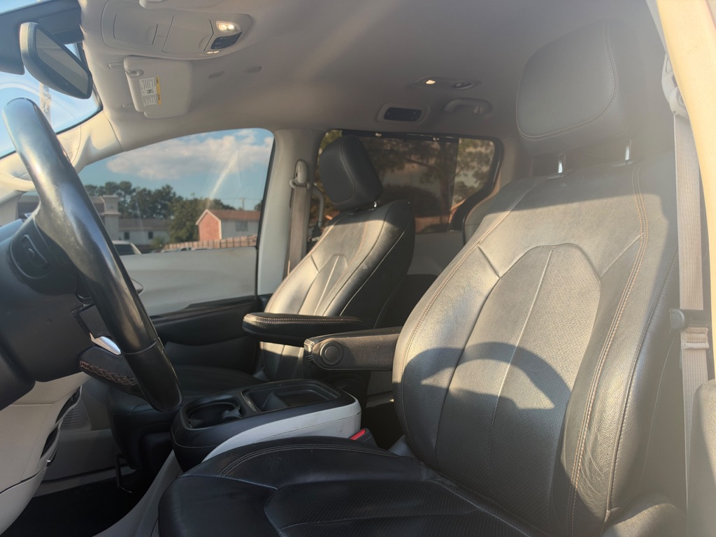 Photo 9 of this CHRYSLER PACIFICA