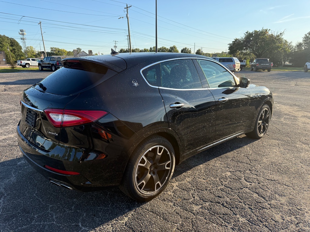 Photo 5 of this MASERATI LEVANTE