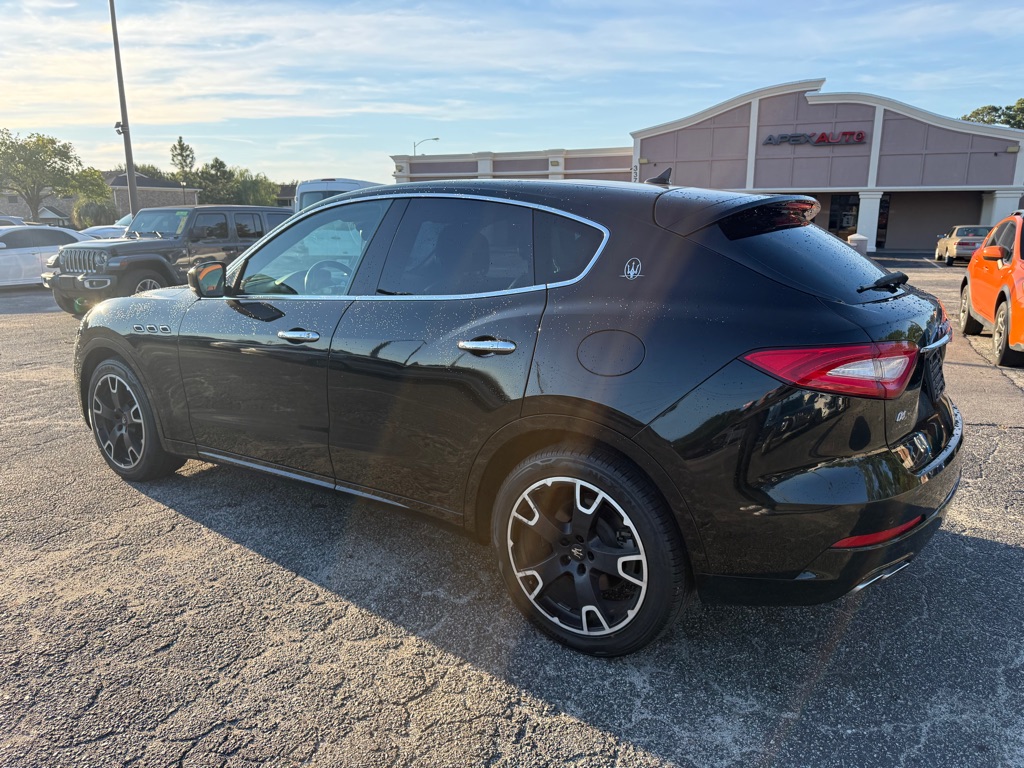 Photo 3 of this MASERATI LEVANTE