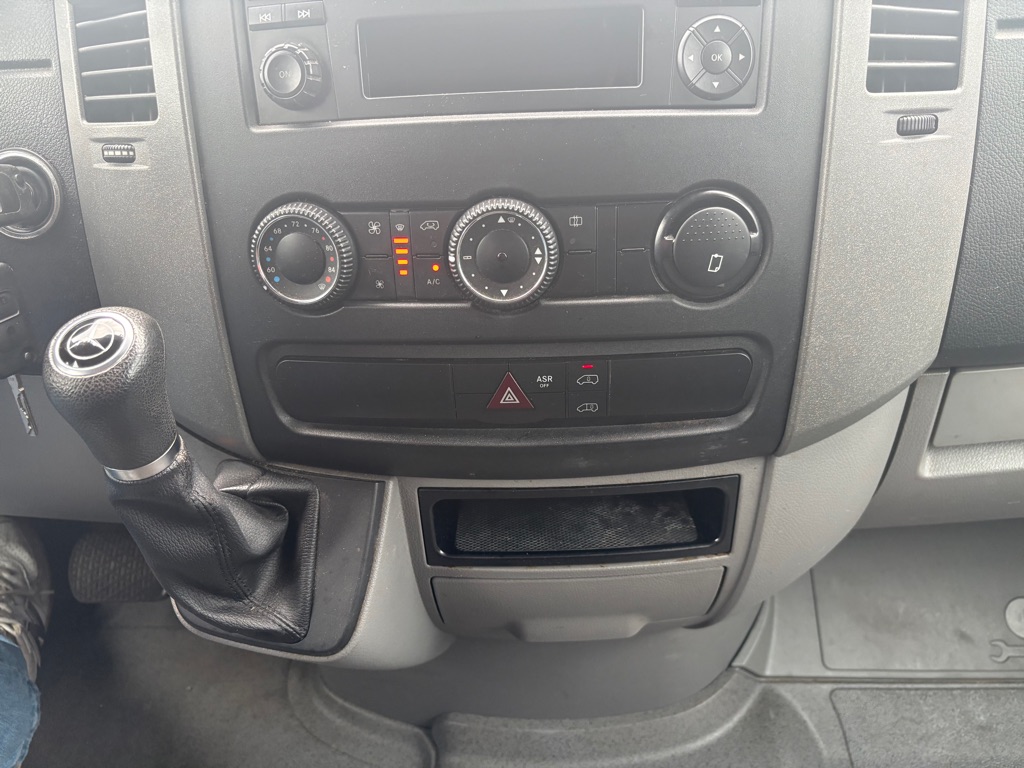 Photo 16 of this MERCEDES-BENZ SPRINTER