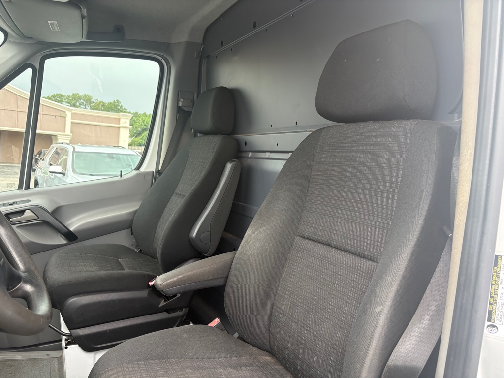 Photo 10 of this MERCEDES-BENZ SPRINTER