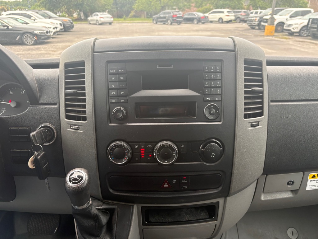Photo 14 of this MERCEDES-BENZ SPRINTER