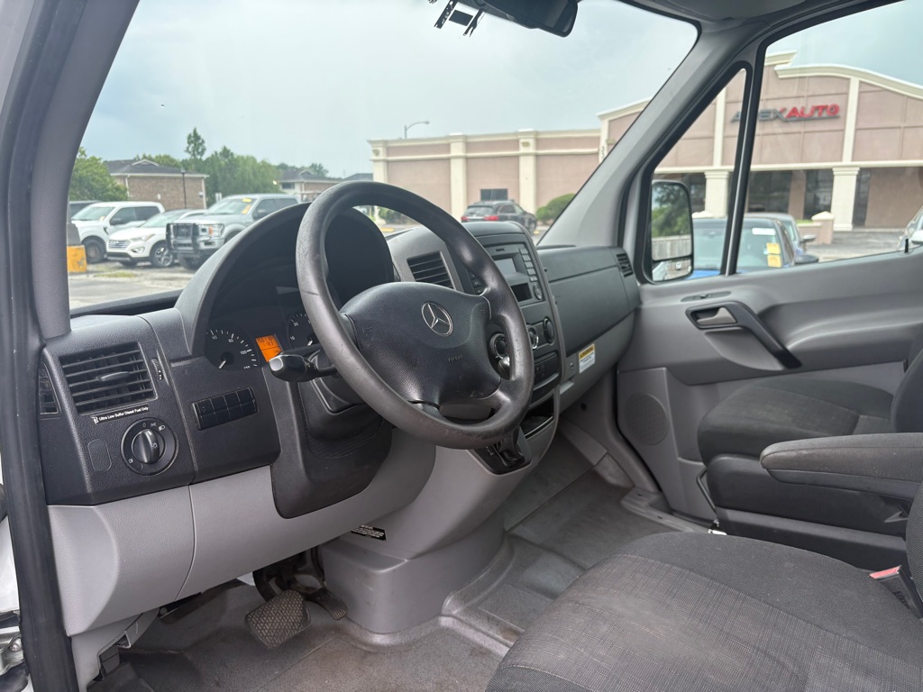 Photo 11 of this MERCEDES-BENZ SPRINTER