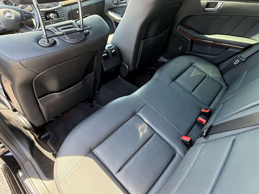 Photo 16 of this MERCEDES-BENZ E-CLASS