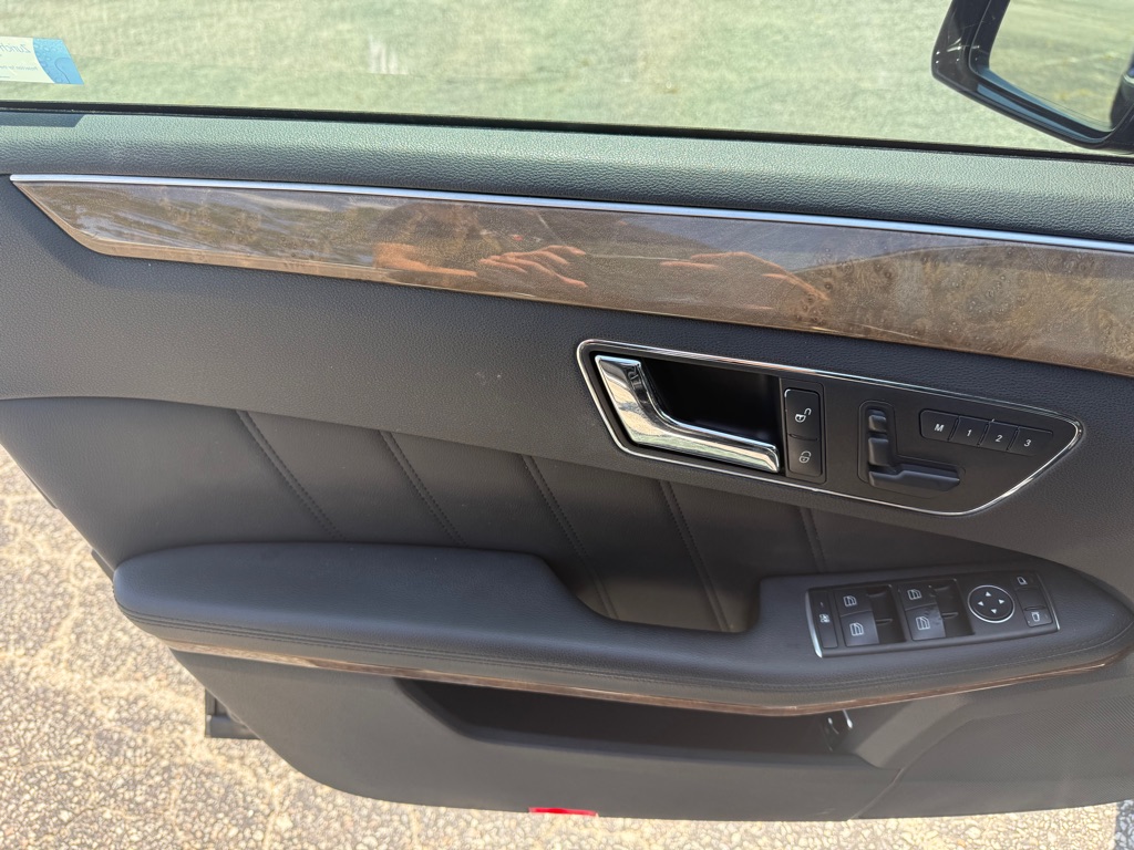 Photo 9 of this MERCEDES-BENZ E-CLASS