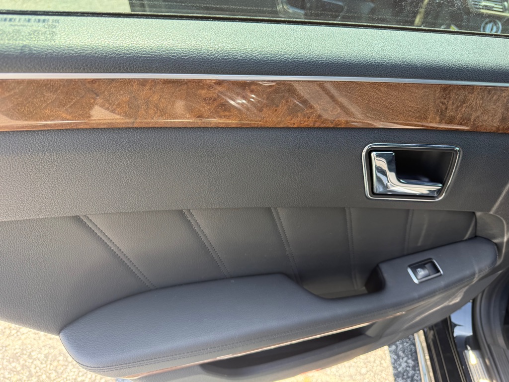Photo 18 of this MERCEDES-BENZ E-CLASS