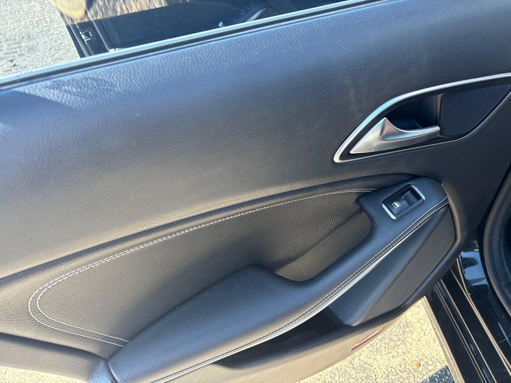 Photo 19 of this MERCEDES-BENZ CLA