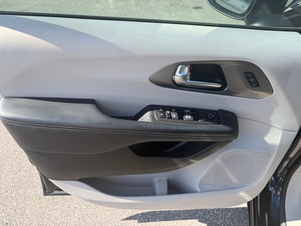 Photo 9 of this CHRYSLER PACIFICA