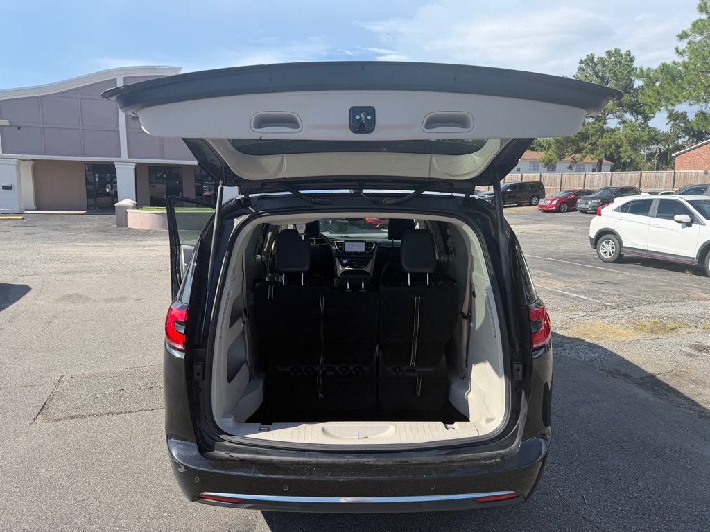 Photo 19 of this CHRYSLER PACIFICA