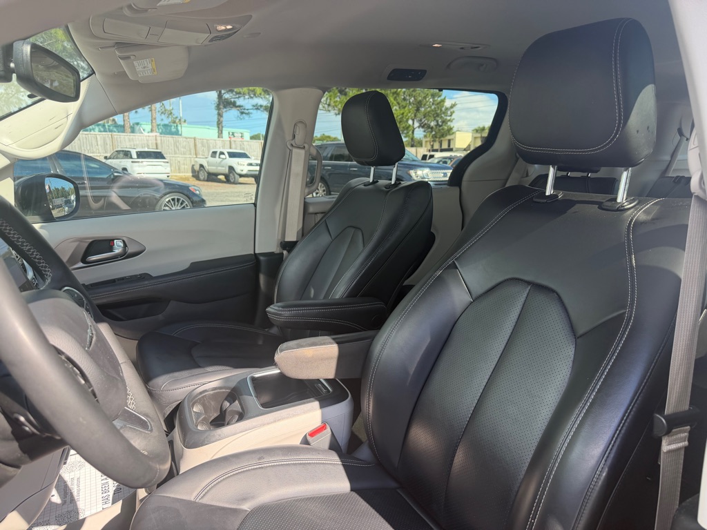 Photo 11 of this CHRYSLER PACIFICA