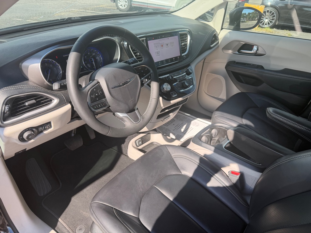 Photo 10 of this CHRYSLER PACIFICA