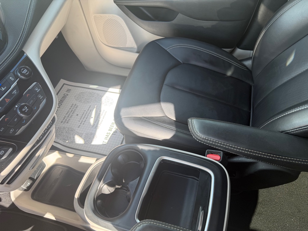 Photo 15 of this CHRYSLER PACIFICA
