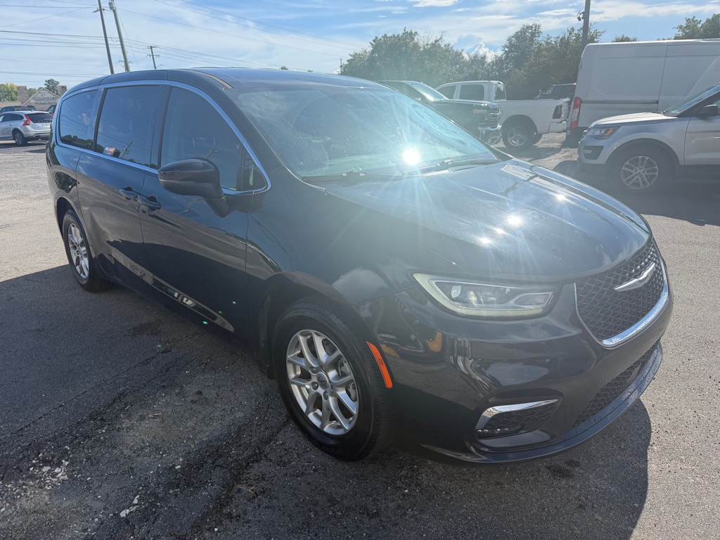Photo 3 of this CHRYSLER PACIFICA