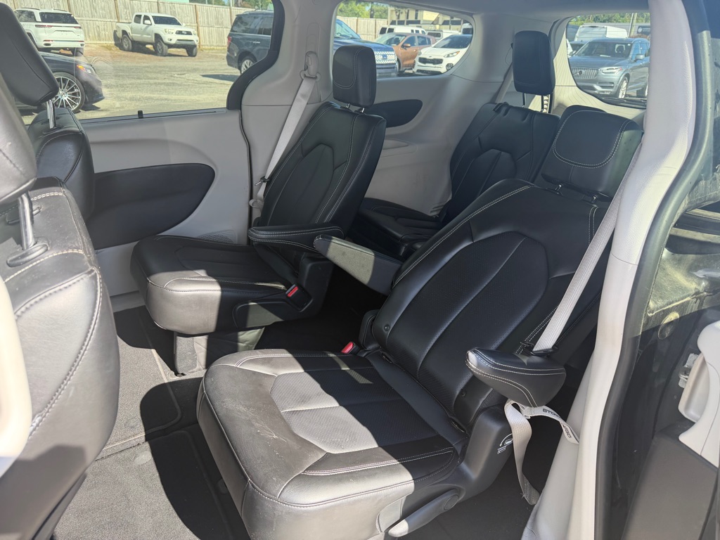 Photo 16 of this CHRYSLER PACIFICA
