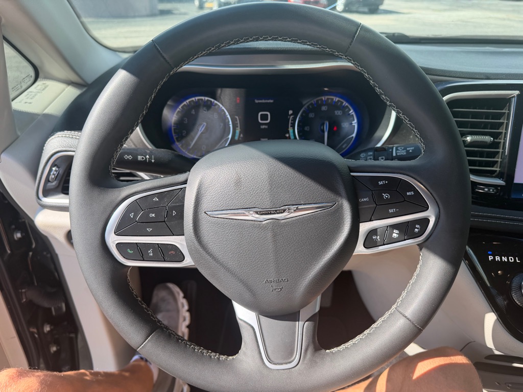 Photo 12 of this CHRYSLER PACIFICA