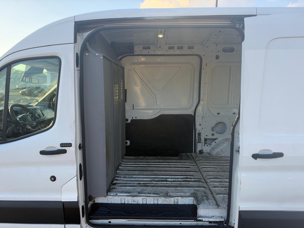 Photo 17 of this FORD TRANSIT
