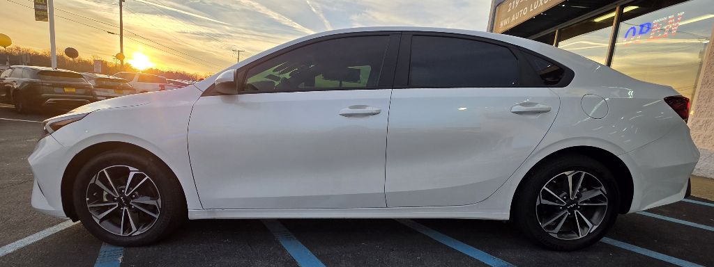 2023 KIA FORTE LX's photo