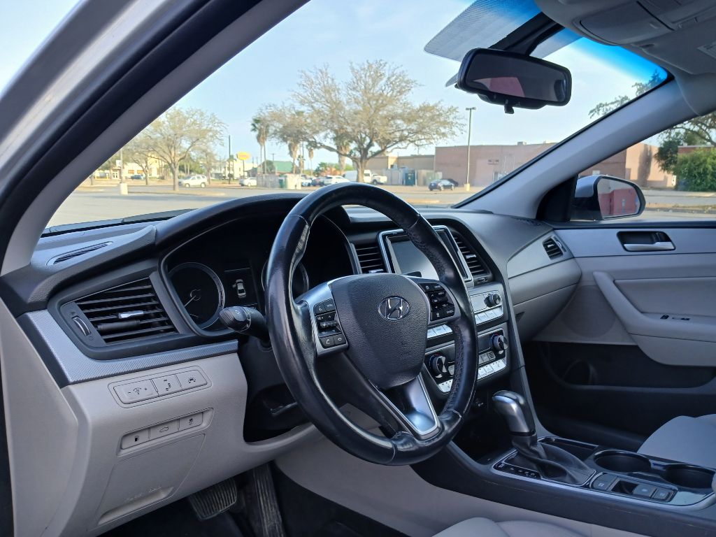 Photo 9 of this HYUNDAI SONATA