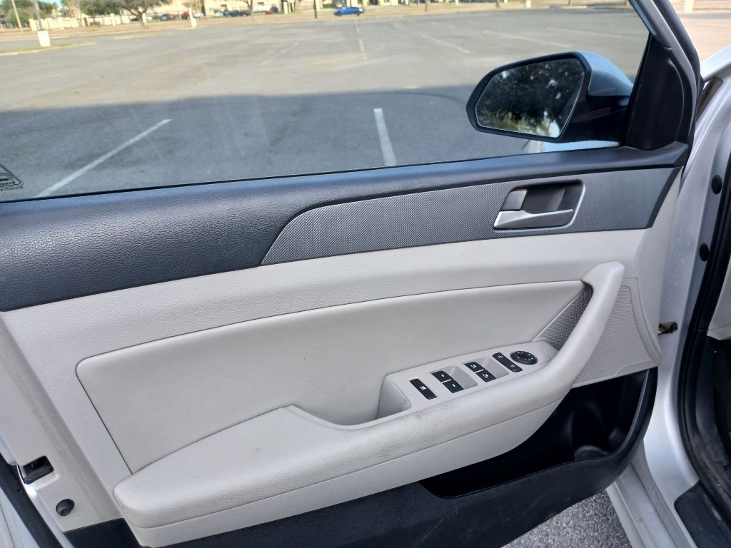 Photo 15 of this HYUNDAI SONATA