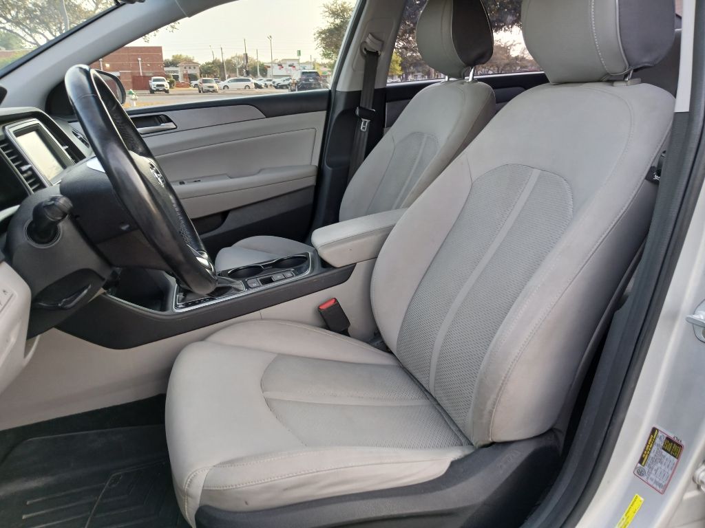 Photo 13 of this HYUNDAI SONATA