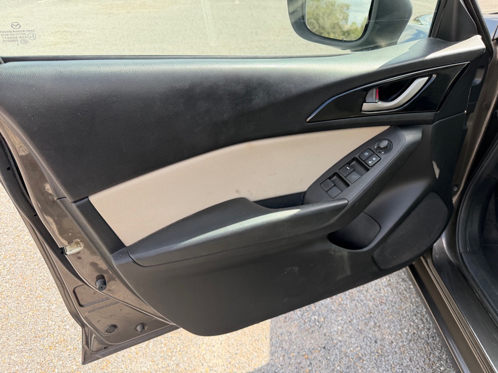 Photo 13 of this MAZDA MAZDA3