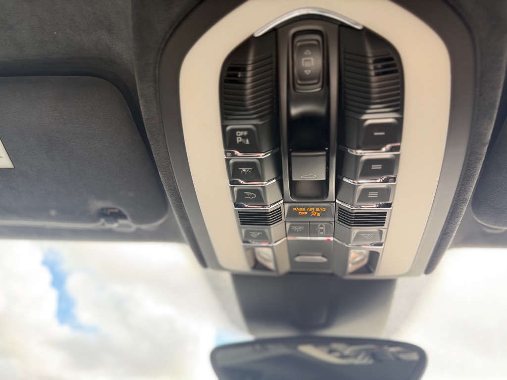 Photo 23 of this PORSCHE CAYENNE