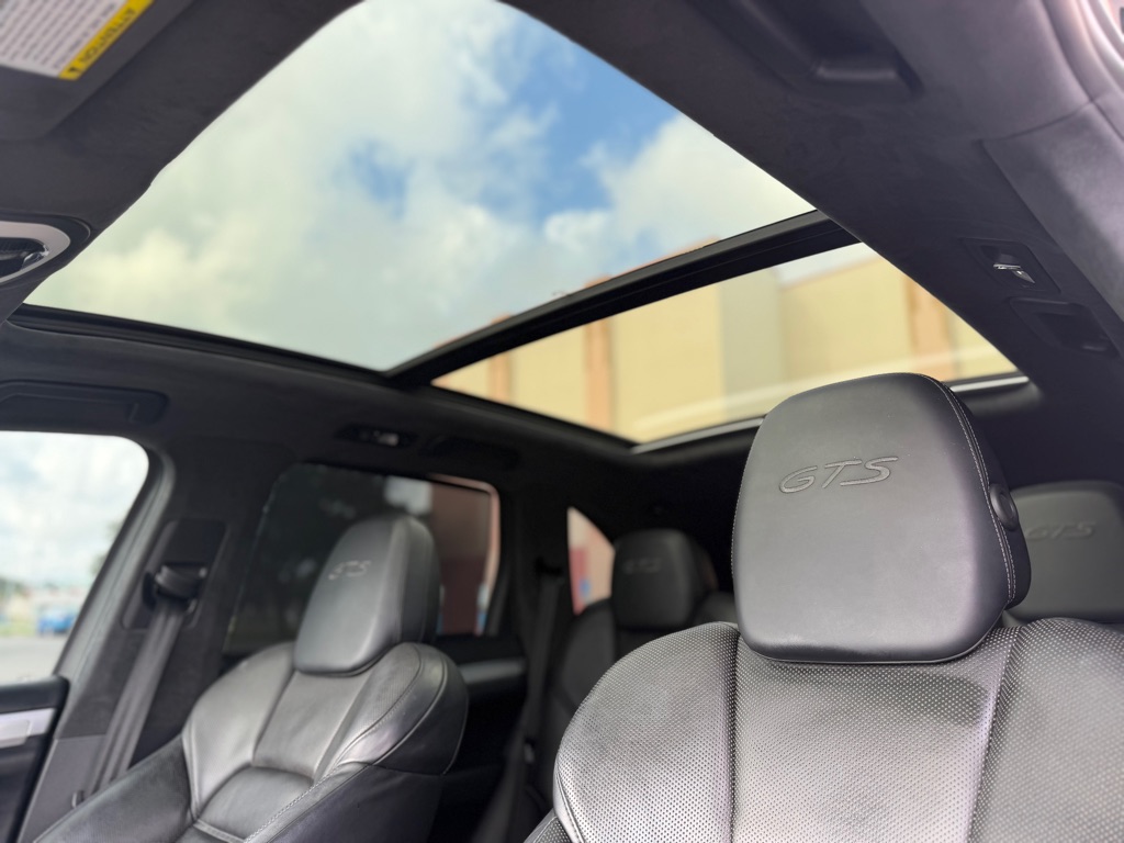 Photo 22 of this PORSCHE CAYENNE