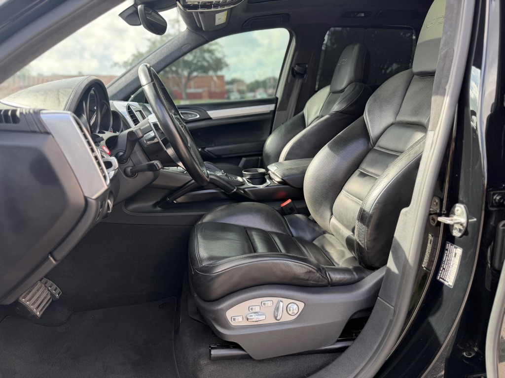 Photo 16 of this PORSCHE CAYENNE