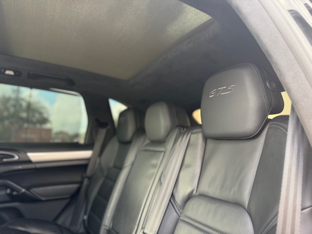Photo 18 of this PORSCHE CAYENNE