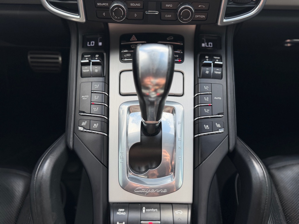 Photo 13 of this PORSCHE CAYENNE